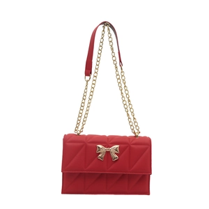 Sac bandoulière rouge matelassé avec boucle papillon dorée et chaîne élégante