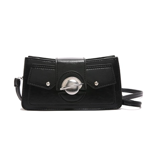 Sac à bandoulière rectangle noir minimaliste avec boucle planète argentée et cuir huilé