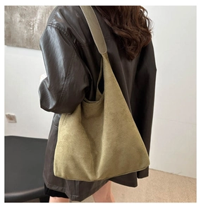 Gros plan sur le sac hobo en daim vert olive montrant sa grande capacité et sa texture