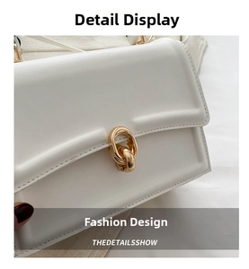 Dettaglio della borsa in pelle bianca con elegante fibbia in metallo dorato a cerchio