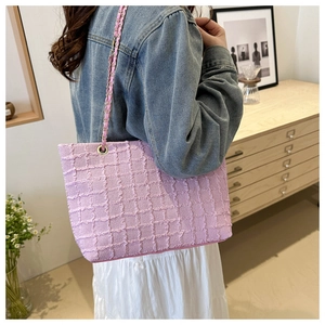 Détail du sac cabas lilas à texture matelassée et bandoulière en chaîne dorée