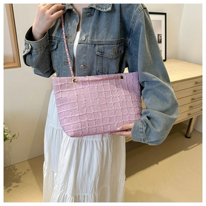 Sac cabas rose à carreaux avec texture frangée et bandoulière chaîne sur modèle