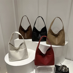 Woven Shoulder Bag Large Capacity PU Leather Hobo Tote Bag For Women Daily Commute Street Style Spliced Magnetic Closure