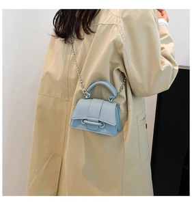 Détail du sac à bandoulière en cuir bleu clair avec bandoulière chaîne à billes