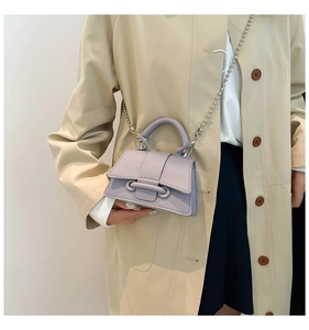 Détail du petit sac violet clair motif litchi avec chaîne à boules et poignée supérieure
