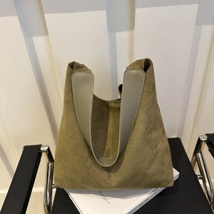 Sac fourre-tout minimaliste en daim vert olive avec anses en cuir gris pour le bureau