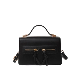 Minimalistische schwarze Leder Umhängetasche mit Doppelreißverschluss und Golddetails