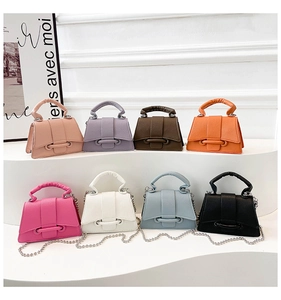 Détails des mini sacs en cuir grainé avec chaîne en huit couleurs variées