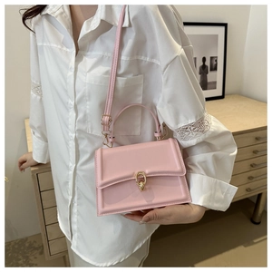 Dettaglio della piccola borsa quadrata rosa in ecopelle con fibbia ad anello d'oro