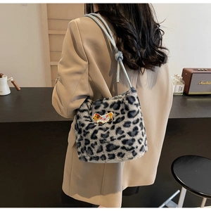 Détail du sac en peluche léopard avec broderie de chien et bandoulière en corde tressée bleue