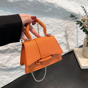 Sac bandoulière en cuir litchi orange avec chaîne argentée et poignée élégante