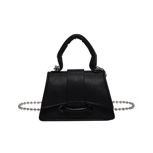 Petit sac à bandoulière noir chic avec texture litchi et chaîne à perles argentées
