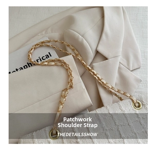 Détail du sac cabas blanc texturé avec chaîne dorée et bandoulière en cuir cousu élégant