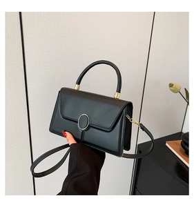 Klassieke zwarte crossbody handtas in lederlook met gouden metalen gesp en stevig handvat