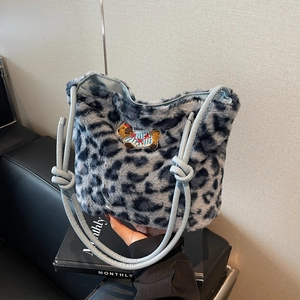Sac seau chic en fausse fourrure léopard bleu avec écusson chiot et fine bandoulière