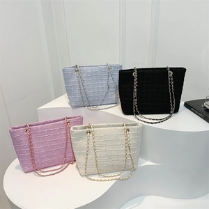 Sacs cabas tissés tendance avec bandoulière en chaîne en violet, beige, bleu et noir