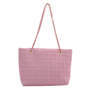 Sac fourre-tout rose avec tissu texturé géométrique et bandoulière en chaîne dorée chic