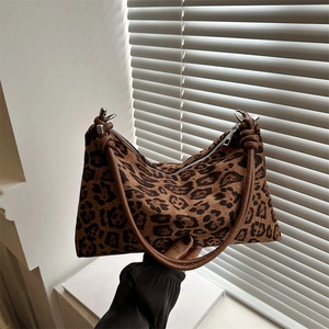 Borsa a spalla retrò leopardata con tracolla a nodo in condizioni di luce naturale