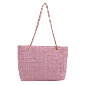 Borsa tote rosa trapuntata con catena dorata e design strutturato da donna