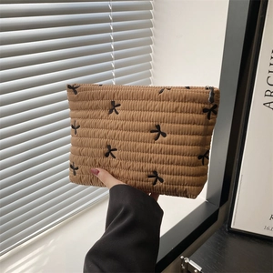 Trousse à maquillage en velours côtelé marron avec broderie papillon et zip noir