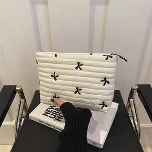 Trousse à maquillage matelassée en velours côtelé avec imprimés papillons et fermeture éclair