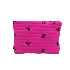 Trousse à maquillage en velours côtelé magenta avec surpiqûres et motifs papillons noirs