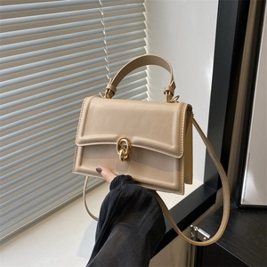 Elegante borsa a tracolla quadrata in pelle beige con dettagli dorati per donna