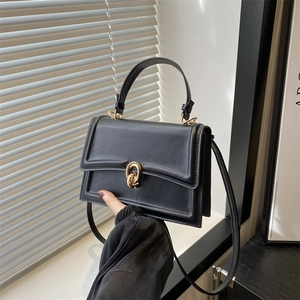 Elegante borsa a tracolla nera con chiusura ad anello dorato e manico superiore