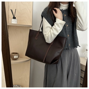 Mirror selfie showing the large dark brown minimalist tote bag for daily commuting