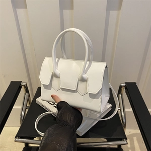 Sac à main blanc chic en cuir avec poignées structurées et bandoulière amovible