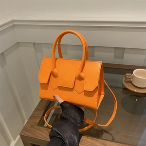 Sac à main minimaliste en cuir orange vif avec poignée supérieure et rabat décoratif