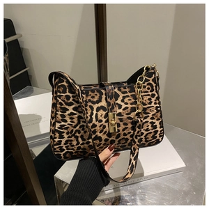 Gros plan du sac croissant léopard avec fermoir doré et texture en fausse fourrure