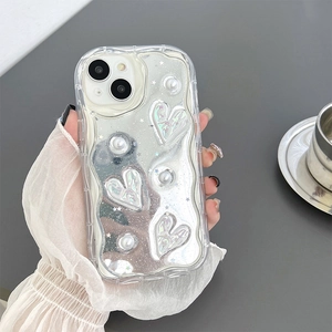 Dettaglio custodia iPhone con cuori olografici, perle 3D e specchio su cornice a onde