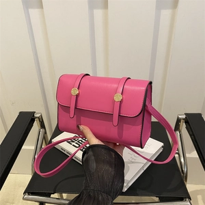 Petit sac à bandoulière rose vif minimaliste avec boucles métalliques dorées