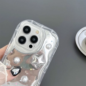 Dettaglio macro della cover iPhone specchio argento con stelle 3D, perle e bordi ondulati