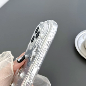 Dettaglio custodia iPhone a onde con stelle argentate spazzolate e perle bianche