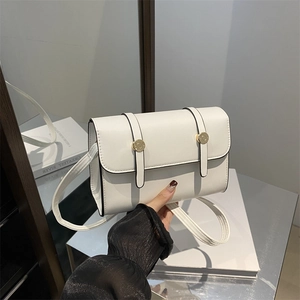 Petit sac bandoulière rétro blanc pour femme avec boucle dorée et finitions noires élégantes