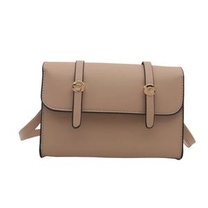 Sac bandoulière minimaliste en similicuir marron clair avec détails métalliques dorés