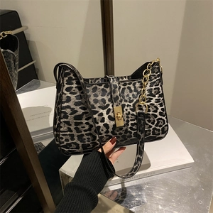 Sac à bandoulière croissant imprimé léopard avec chaîne dorée et fermoir métal