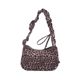 Borsa tote leopardata da donna con tracolla scrunchie e morbida consistenza in velluto