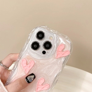 Détail de cœurs 3D roses sur une coque marbrée pour iPhone 17 Pro Max
