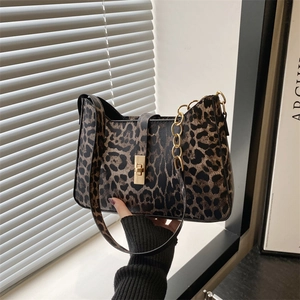 Sac croissant léopard avec boucle en métal doré et bandoulière chaîne pour look d'hiver