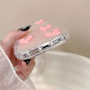 Vue détaillée de la coque cœur 3D rose avec découpes précises et texture TPU transparente