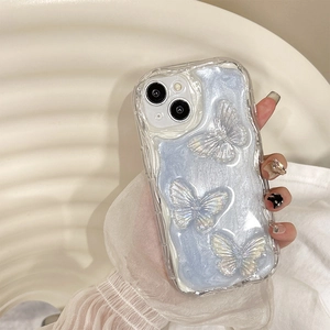 Coque iPhone nacrée bleue avec papillons 3D et bords ondulés pour la protection