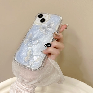 Coque iPhone nacrée bleue avec papillons 3D et bordure de protection ondulée