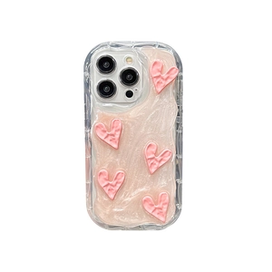 Coque iPhone rose avec cœurs 3D et texture nacrée plissée pour un style élégant