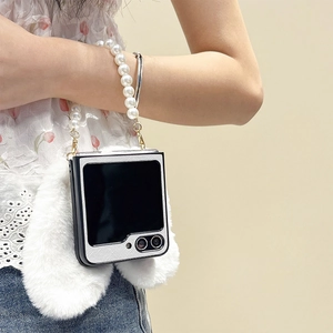 Coque Samsung Z Flip 5 avec oreilles de lapin en peluche et bracelet en perles