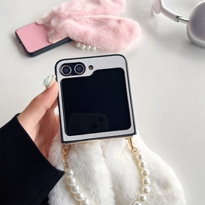Détail de la coque lapin en peluche pour Samsung Z Flip avec chaîne en perles et tissage