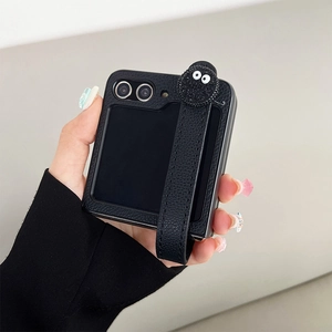 Dettaglio della custodia Galaxy Z Flip in pelle litchi nera con elegante cinturino