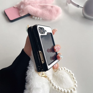 Détail d'une coque peluche oreilles de lapin avec poignée en perles pour téléphone pliable